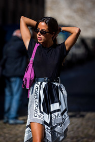 asymetric skirt, bag, belt, black and white, black belt, black boots, black sunglasses, black t-shirt, boots, Nina Urgell Cloquell, pink bag, printed skirt, skirt, sunglasses, t-shirt, street style, jonathan paciullo, FW, frenchystyle, fashion week, PFW, PARIS, SPRING SUMMER 2022, SS 22, vertical, atmosphere details