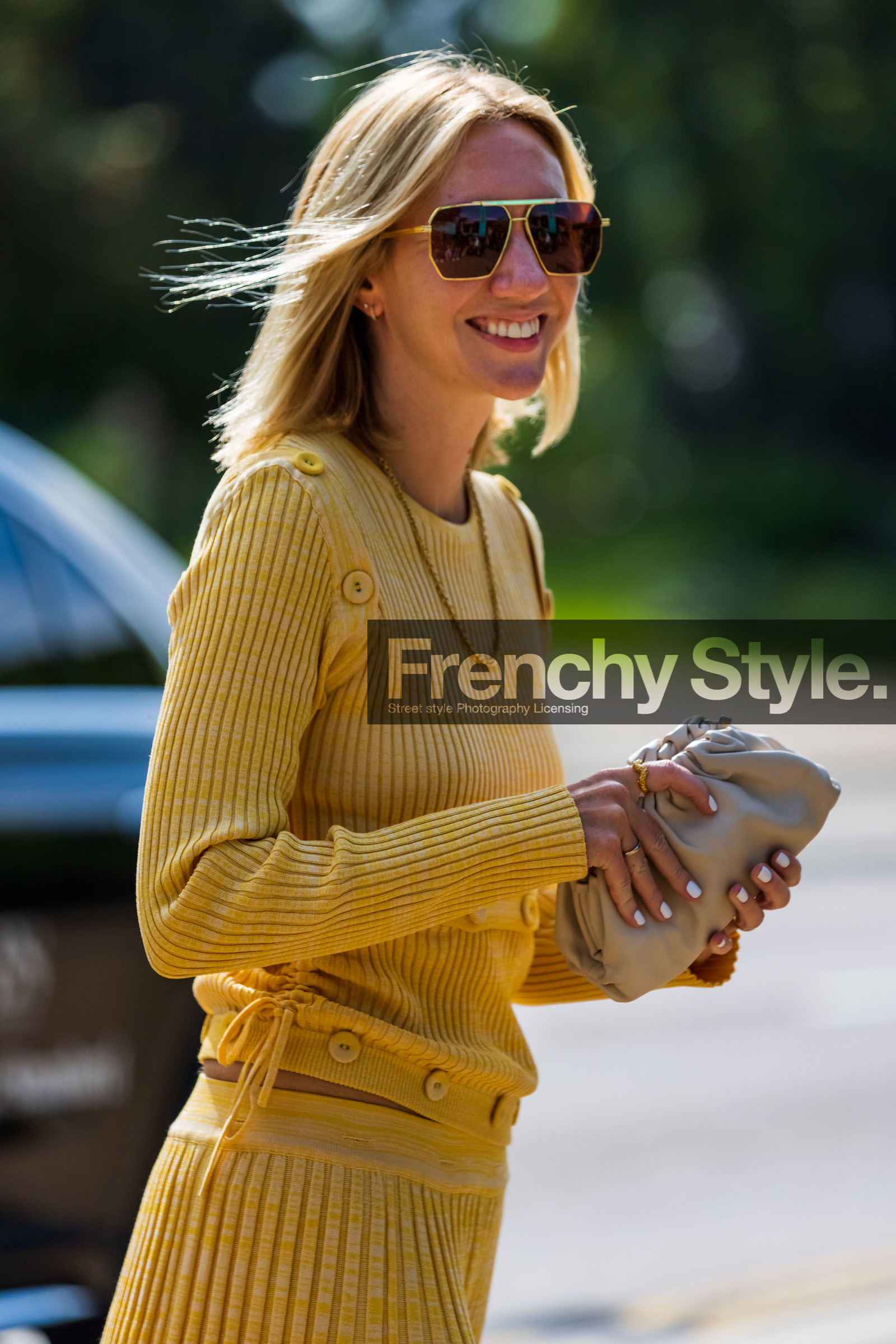 Lisa Aiken, knits, knit top, knitted top, knit, knitwear, yellow, pouch, bottega veneta, bottega veneta bag, ring, sunglasses, necklace, fashion week, frenchystyle, FW, jonathan paciullo, street style, SS 22, SPRING SUMMER 2022, LFW, LONDON, vertical, atmosphere details, detail
