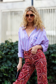 model, red pants, red jeans, cachemere printed pants, cachemere printed jeans, pink shirt, lilac shirt, striped shirt, etro shirt, etro pants, big sunglasses, smoked sunglasses, low necked shirt, golden necklace, letters necklace, fashion week, frenchystyle, FW, jonathan paciullo, street style, MFW, MILAN, AUTUMN WINTER 2020-2021, FALL WINTER 2020-2021, FW 20-21, vertical, atmosphere details, detail
