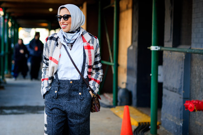checked, graphic jacket, grey scarf, hijab, leather bag, plaid, printed jacket, sunglasses, suspenders, tartan, trousers, white coat, white shirt, fashion week, frenchystyle, FW, jonathan paciullo, street style, NYFW, NEW YORK, AUTUMN WINTER 2018-2019, AW 18-19, FALL WINTER 2018-2019, FW 18-19, atmosphere details, horizontal, detail