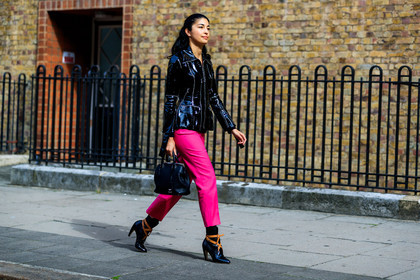 black bag, black jacket, black shoes, caroline issa, high heels, leather bag, leather jacket, leather shoes, louis vuitton, pink pants, trousers, vinyl, fashion week, frenchystyle, FW, jonathan paciullo, street style, LFW, LONDON, SPRING SUMMER 2019, SS 19, atmosphere details, horizontal, full length