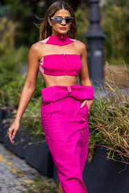 bow, crop top, fluo pink, long skirt, pink crop, pink skirt, silver sunglasses, skirt, sunglasses, Thassia Naves, fashion week, frenchystyle, FW, jonathan paciullo, street style, PFW, PARIS, SPRING SUMMER 2022, SS 22, vertical, atmosphere details