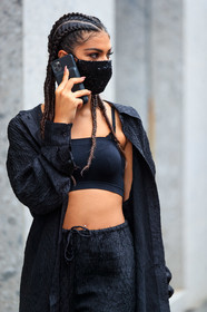 black total look, black top, black bra, black shirt, black pants, pleated shirt, pleated pants, cropped top, covid face mask, street style, jonathan paciullo, FW, frenchystyle, fashion week, MFW, MILAN, SPRING SUMMER 2021, SS 21, vertical, detail