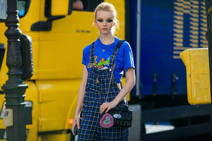 black bag, blue jumpsuit, blue t shirt, checked, eyeliner, graphic jumpsuit, graphic pants, leather bag, miu miu, plaid, plaid jumpsuit, printed jumpsuit, printed pants, printed t shirt, trousers, PFW, fashion week, frenchystyle, FW, jonathan paciullo, street style, PARIS, horizontal, atmosphere details, detail, model, AUTUMN WINTER 2018-2019, FALL WINTER 2018-2019, FW 18-19