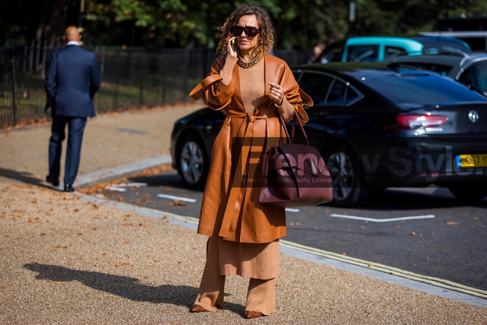 sunglasses, coat, trench, camel, leather, trousers, heels, handbag, burgundy, fashion week, frenchystyle, FW, jonathan paciullo, street style, SPRING SUMMER 2022, SS 22, LFW, LONDON, horizontal, full length, atmosphere details