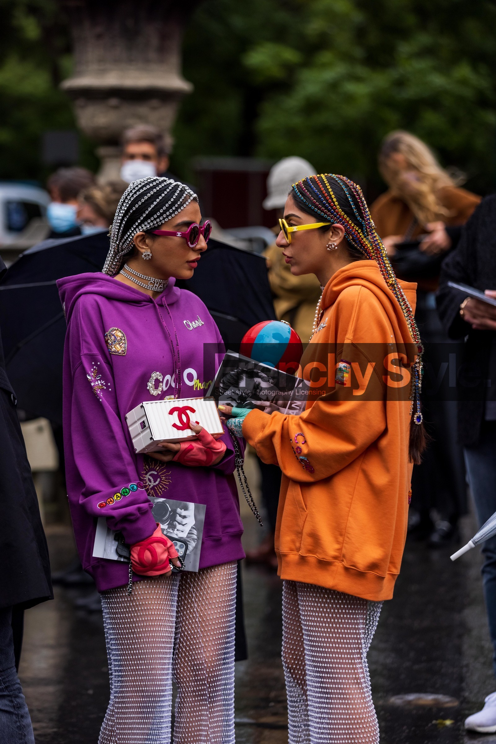 chanel look, choker, clutch, color, detail, hairstyle, hoodie, mitten, orange hoodie, pants, pearls, purple hoodie, purple sunglasses, red mitten, sandals, silver choker, silver clutch, silver pants, statement, statement pants, strass, strass pants, sunglasses, duo, orange hoodies, yellow sunglasses, fashion week, frenchystyle, FW, jonathan paciullo, street style, PFW, PARIS, SPRING SUMMER 2022, SS 22, vertical, atmosphere details