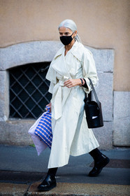 light beige trench coat, white trench coat, belted trench coat, black leather boots, flat boots, chelsea boots, black leather bag, bucket bag, golden ring, cartier ring, covid face mask, street style, jonathan paciullo, FW, frenchystyle, fashion week, MFW, MILAN, SPRING SUMMER 2021, SS 21, vertical, full length