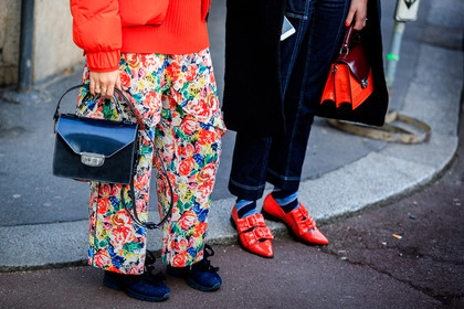 atmosphere details, AUTUMN WINTER 2017-2018, AW 17-18, black bag, black shoes, black sneakers, denim pants, denim pn, detail, FALL WINTER 2017-2018, fashion week, floral, flower, frenchystyle, FW, FW 17-18, horizontal, jeans, jonathan paciullo, leather bag, leather shoes, MFW, MILAN, printed pants, red bag, red jacket, red shoes, street style, trousers