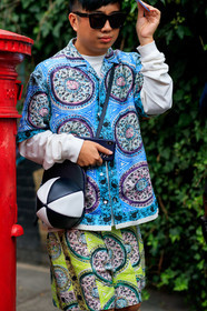 mix and match look, short sleeves shirt, cachemrere printed shirt, cachemere printed shorts, blue shirt, light green shorts, j w anderson bag, black and white bag, fashion week, frenchystyle, FW, jonathan paciullo, street style, vertical, detail, atmosphere details