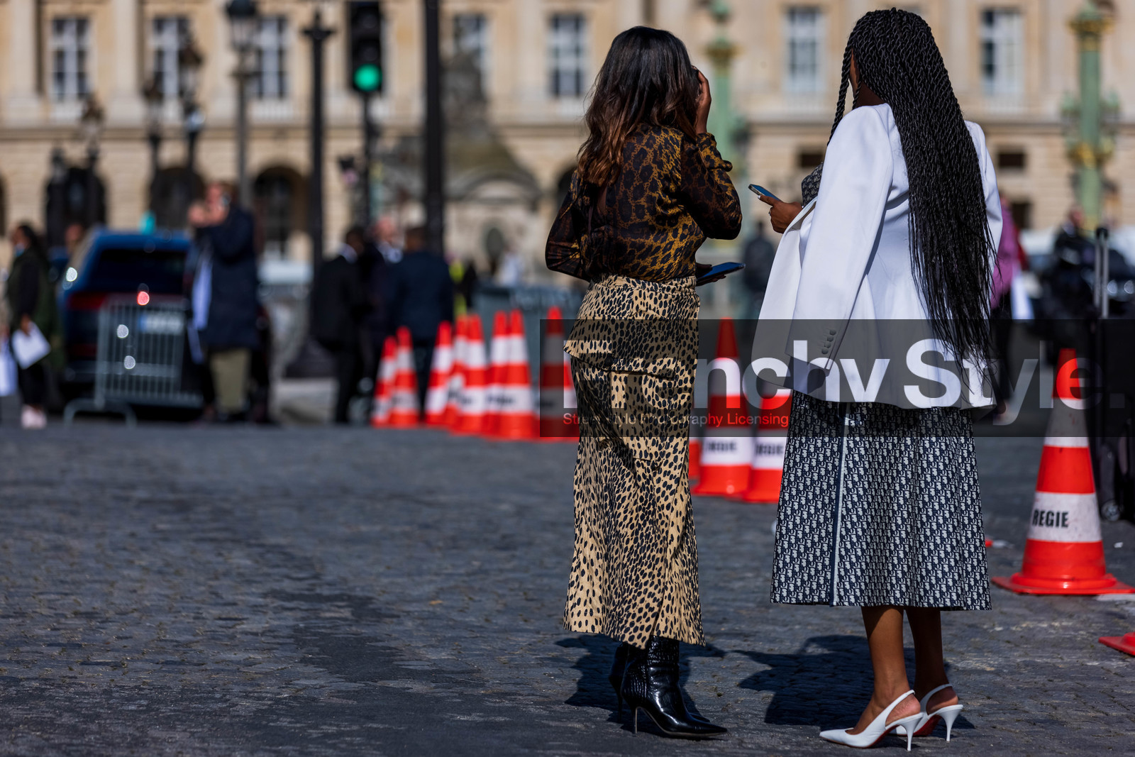 animal print, back, back detail, bag, beige skirt, black boots, blazer, boots, brown bag, brown top, croco boots, dior logo, dior look, duo, heels, leopard bag, leopard print, leopard skirt, leopard top, logo print, long skirt, navy skirt, print, printed bag, printed skirt, printed top, rayban, skirt, sunglasses, top, white blazer, white heels, street style, jonathan paciullo, FW, frenchystyle, fashion week, PFW, PARIS, SPRING SUMMER 2022, SS 22, horizontal, atmosphere details, full length