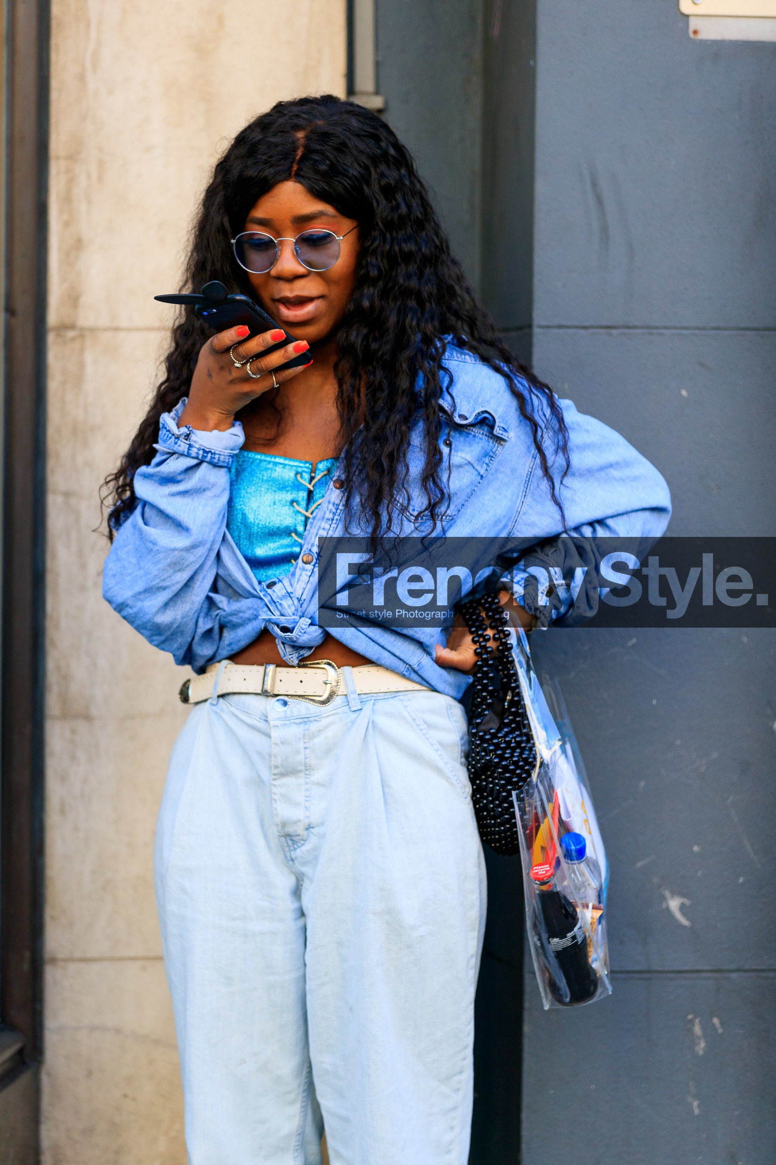 black bag, blue denim, blue top, crop top, denim pants, denim shirt, jeans, leather bag, leather belt, rings, sunglasses, tote bag, transparent bag, trousers, white belt, fashion week, frenchystyle, FW, jonathan paciullo, street style, LFW, LONDON, AUTUMN WINTER 2019-2020, AW 19-20, FW 19-20, FALL WINTER 2019-2020, vertical, atmosphere details, detail