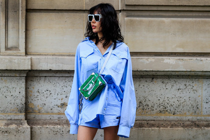 blue shirt, blue shorts, light blue shirt, light blue shorts, mini shorts, crossbody bag, green leather bag, box bag, silvered chain strap bag, big sunglasses, white sunglasses, fashion week, frenchystyle, FW, jonathan paciullo, street style, PFW, PARIS, AUTUMN WINTER 2021-2022, FALL WINTER 2021-2022, FW 21-22, atmosphere details, horizontal, detail