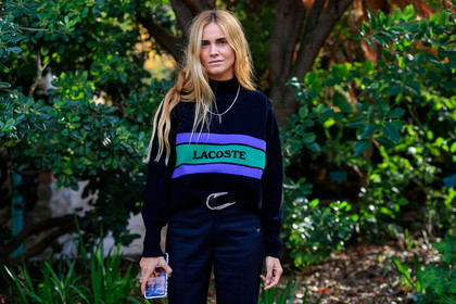 blanca miro scrimieri, blue pullover, black pullover, striped pullover, lacoste pullover, black leather belt, black pants, belted pants, PARIS, PFW, SPRING SUMMER 2020, SS 20, fashion week, frenchystyle, FW, jonathan paciullo, street style, horizontal, atmosphere details, detail