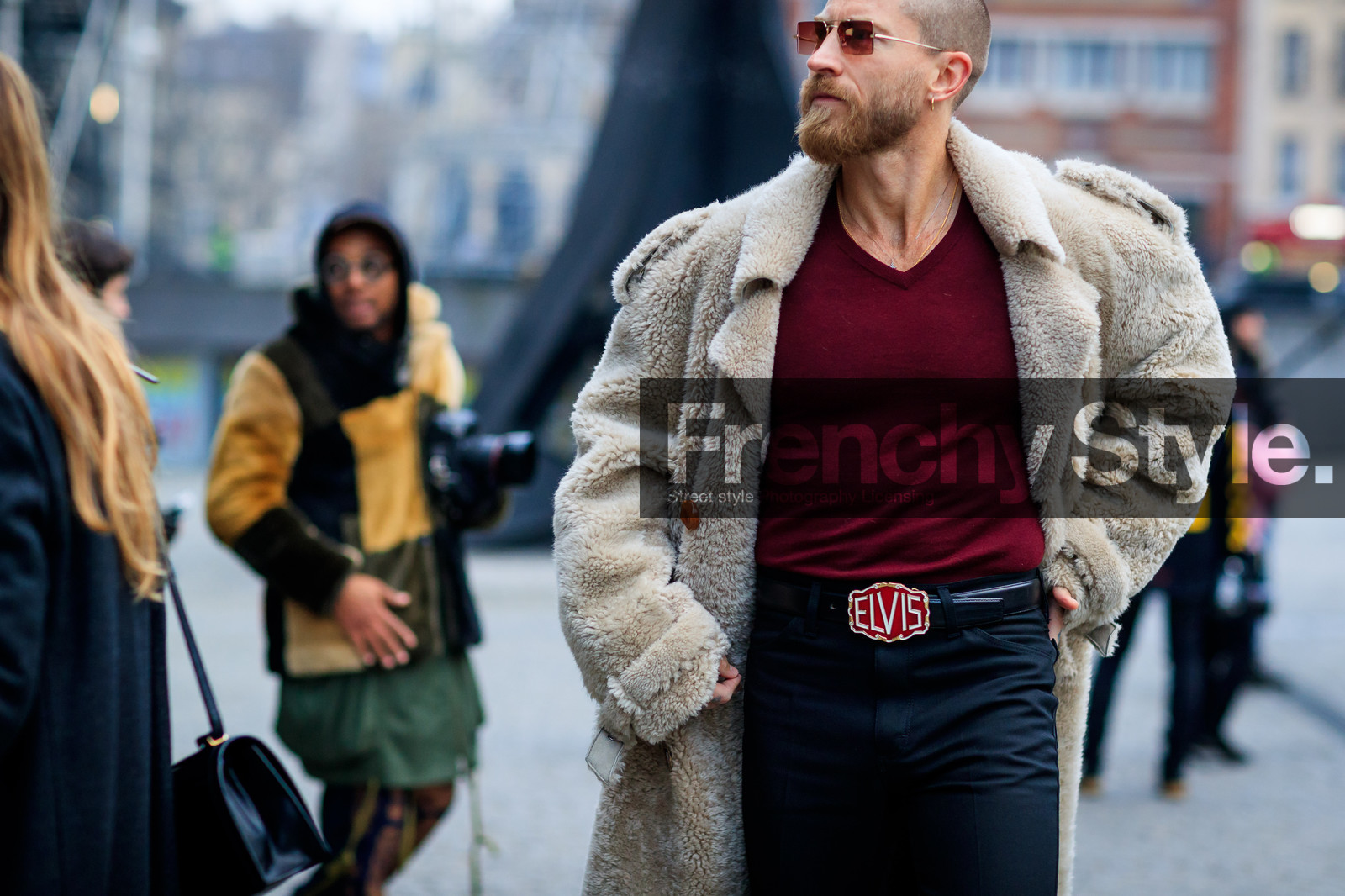 beige coat, beige fur, belt, black denim, bordeaux, burgundy, denim pants, Fur coat, jeans, red t shirt, sunglasses, trousers, fashion week, frenchystyle, FW, jonathan paciullo, street style, PFW, PARIS, SPRING SUMMER 2017, SS 17, HAUTE COUTURE, atmosphere details, detail, horizontal, justin o'shea