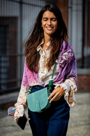 philosophy bag, velvet shirt, purple shirt, lilac shirt, floral printed shirt, suede bag, crossbody bag, green bag, rope strap bag, tie and dye shirt, blue jeans, denim, white shirt, ruffle shirt, pleated shirt, high waist jeans, green suede bag, philosophy shirt, silk shirt, chiara totire, street style, jonathan paciullo, FW, frenchystyle, fashion week, MFW, MILAN, SPRING SUMMER 2021, SS 21, vertical, detail