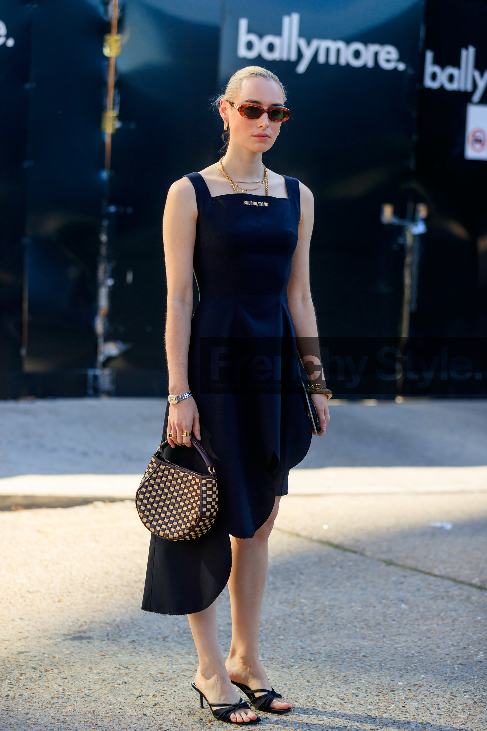 flora macdonald johnston, shu shu tong dress, black dress, sleeveless dress, asymmetrical dress, cartier watch, panthere cartier watch, silver and golden watch, hand bag, plaited bag, beige and brown bag, brown scale sunglasses, hoop earrings, golden earrings, chain necklace, multi necklace, golden bracelet, black leather sandals, open toe shoes, fashion week, frenchystyle, FW, jonathan paciullo, street style, vertical, full length