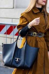 black bag, camel trench, leather bag, leather belt, sunglasses, tods bag, tods look, trenchcoat, watch, Xenia Tchoumy, oversize bag, detail, fashion week, frenchystyle, FW, jonathan paciullo, street style, MFW, MILAN, SPRING SUMMER 2022, SS 22, vertical, atmosphere details