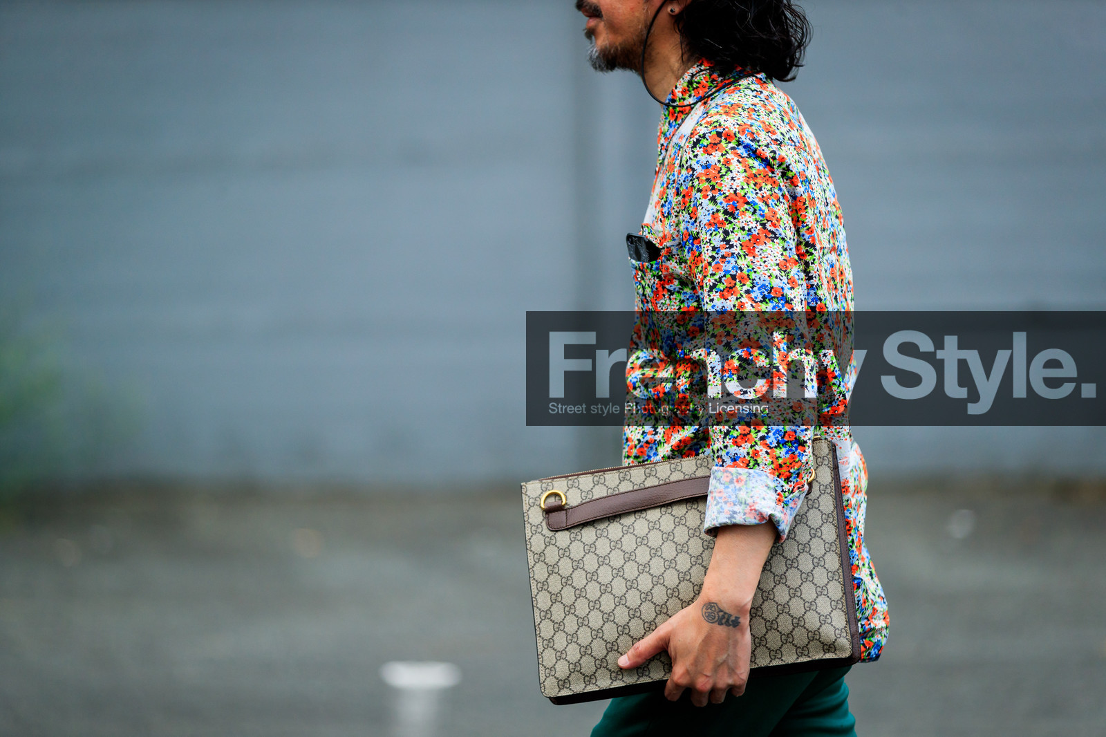 beige bag, floral, flowers, graphic bag, graphic shirt, gucci, leather bag, monogram, multicolor shirt, printed bag, printed shirt, vêtements, fashion week, frenchystyle, FW, jonathan paciullo, street style, PFW, PARIS, atmosphere details, horizontal, detail, AUTUMN WINTER 2018-2019, FALL WINTER 2018-2019, FW 18-19