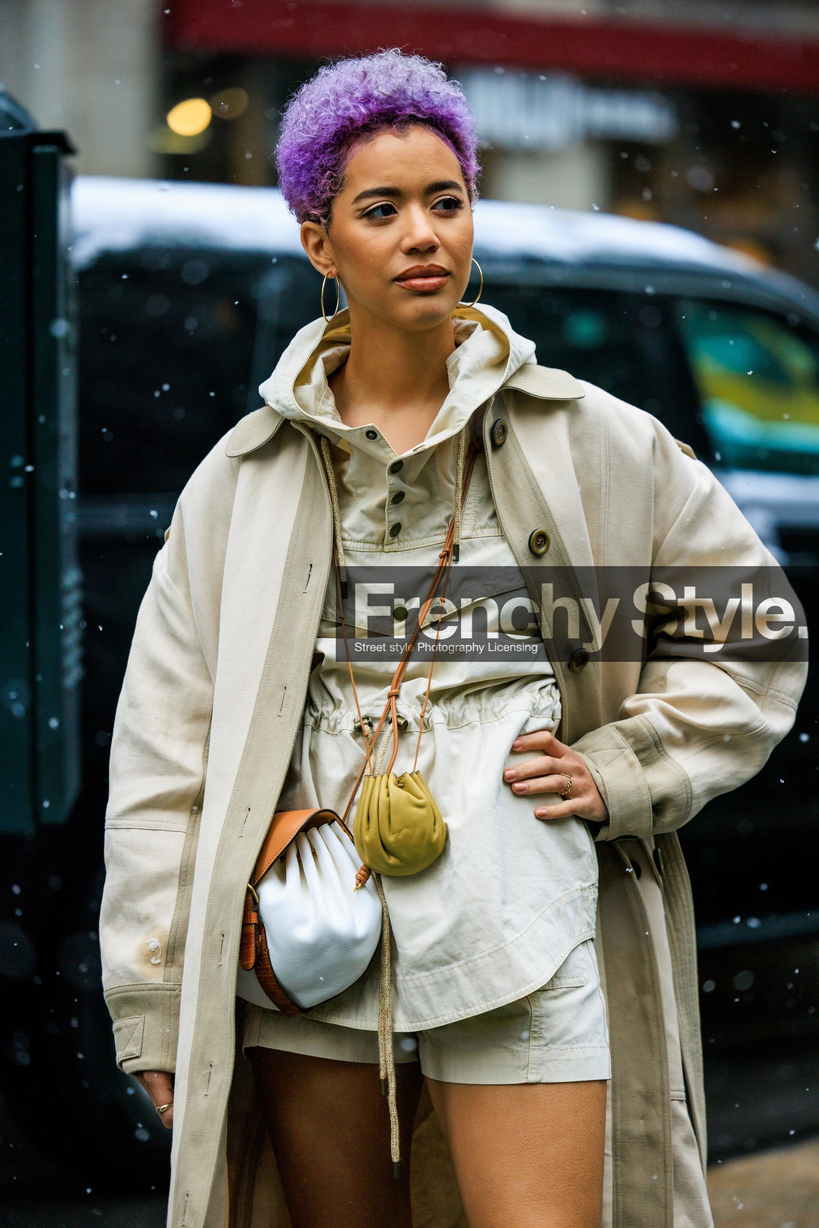 purple afro hair, beige trench coat, crossbody multicolor bags, white sporty dres, Jasmin Savoy, fashion week, frenchystyle, FW, jonathan paciullo, street style, NYFW, NEW YORK, AUTUMN WINTER 2022-2023, FALL WINTER 2022_2023, FW 22-23, vertical, atmosphere details