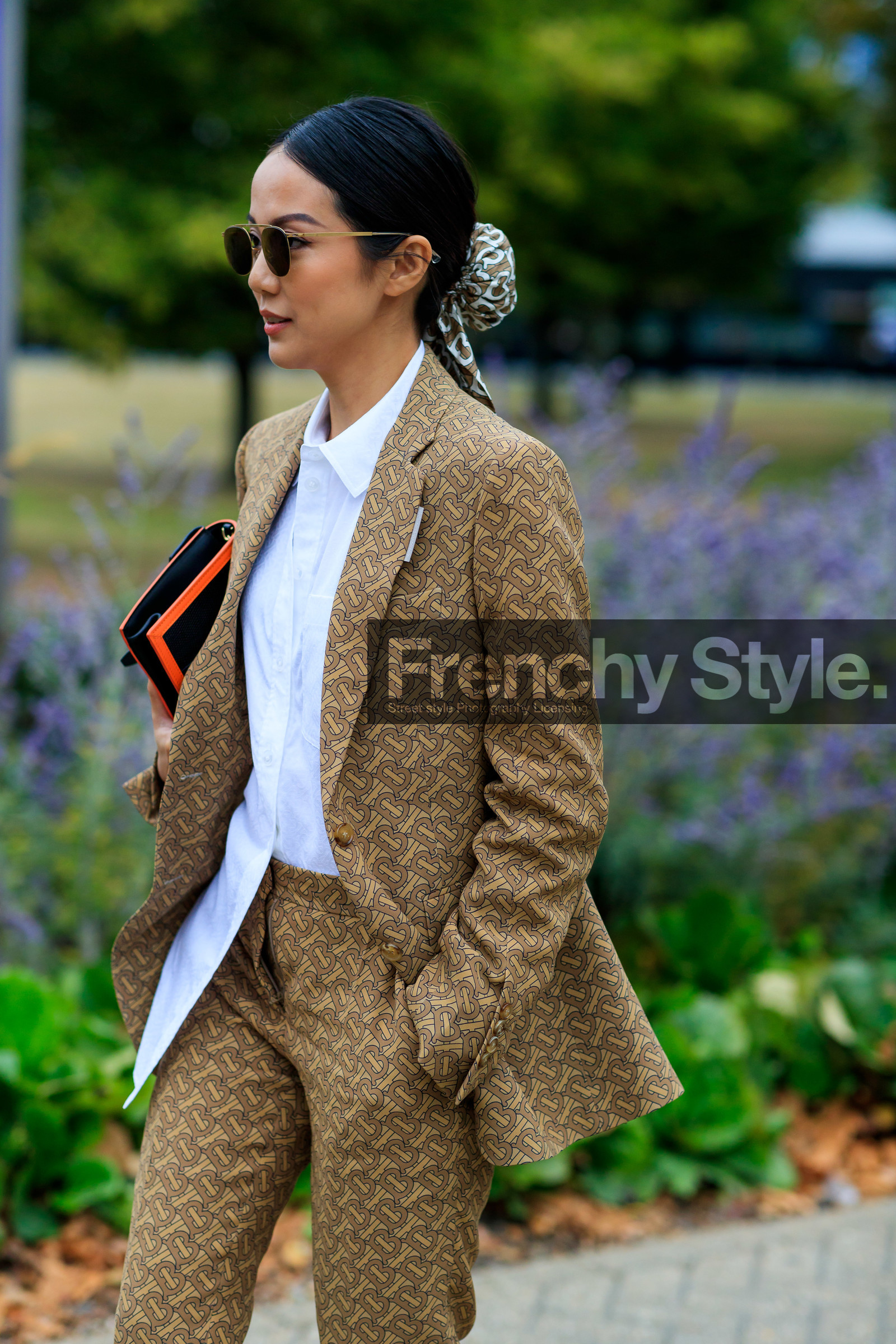 yoyo cao, burberry total look, burberry jacket, burberry pants, burberry bag, monogrammed jacket, monogrammed pants, logo all over, white shirt, beige jacket, beige pants, black leather bag, orange leather bag, burgundy leather bag, aviator sunglasses, metalic frame sunglasses, long shirt, beige suits, fashion week, frenchystyle, FW, jonathan paciullo, street style, vertical, detail, atmosphere details