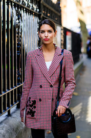 blazer, checked, embroideries, graphic jacket, houndstooth pattern, leather bag, plaid, printed jacket, purple bag, red jacket, red lips, trousers, fashion week, frenchystyle, FW, jonathan paciullo, street style, LFW, LONDON, SPRING SUMMER 2019, SS 19, vertical, detail, atmosphere details