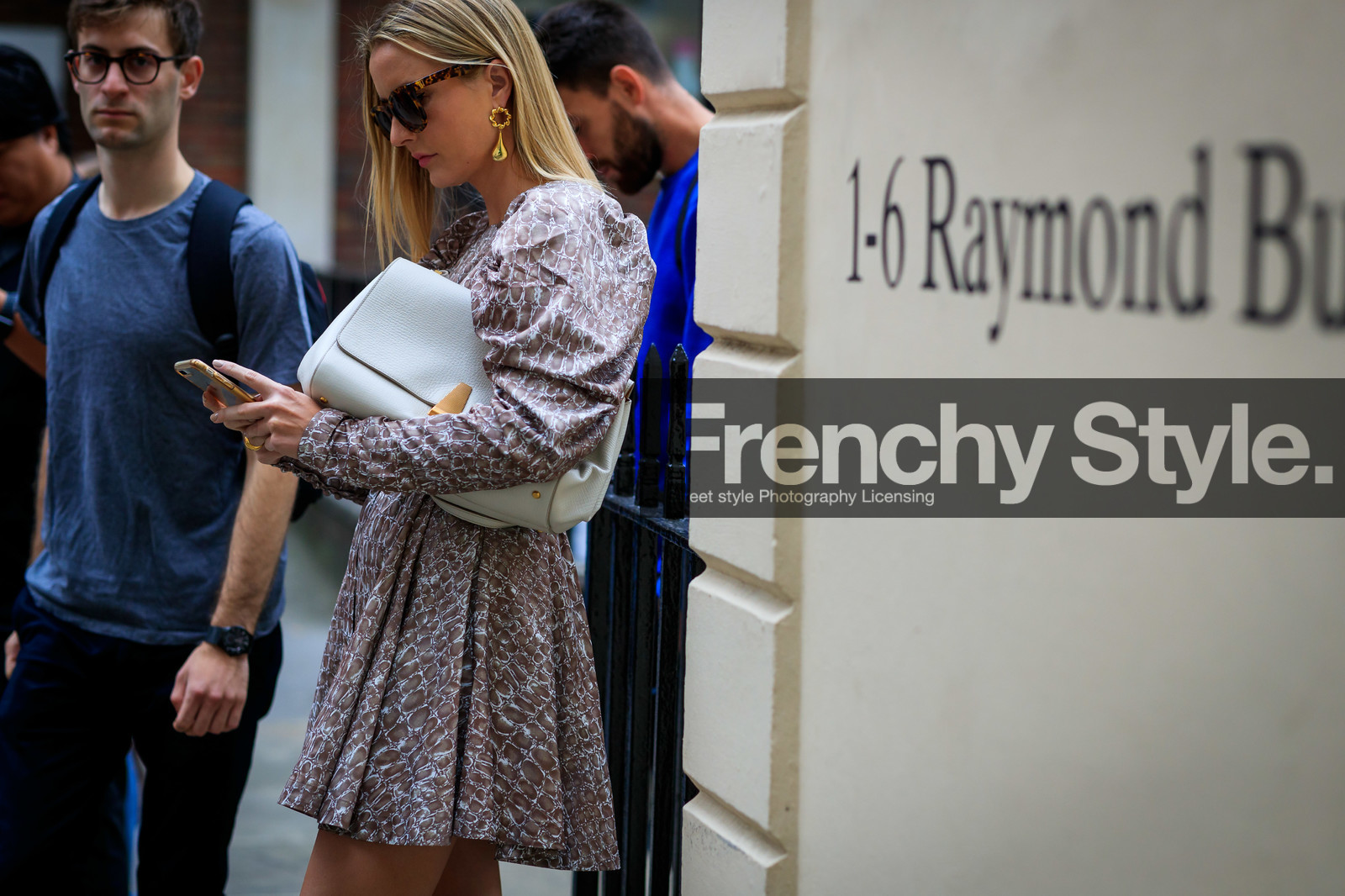 mini dress, animal print dress, pleated dress, balloon sleeves, long sleeves dress, white leather bag, brown scale sunglasses, fashion week, frenchystyle, FW, jonathan paciullo, street style, atmosphere details, horizontal, detail