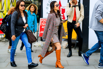 beige bag, brown coat, brown dress, camel boots, checked, chloé, graphic dress, graphic jacket, graphic skirt, high boots, high heels, houndstooth pattern, leather bag, leather shoes, over the shoulder, plaid, printed dress, printed jacket, printed skirt, sunglasses, fashion week, frenchystyle, FW, jonathan paciullo, street style, LFW, LONDON, SPRING SUMMER 2019, SS 19, atmosphere details, horizontal, full length