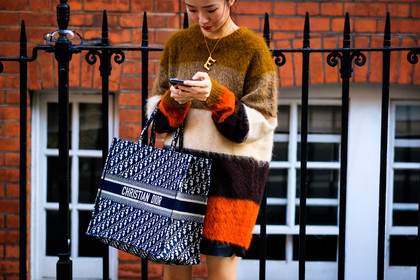 black bag, brown sweater, christian dior, graphic bag, leather bag, monogram, necklace, oversize, printed bag, printed sweater, stripes, fashion week, frenchystyle, FW, jonathan paciullo, street style, LFW, LONDON, SPRING SUMMER 2019, SS 19, atmosphere details, horizontal, detail