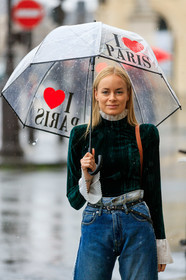 thora valdimars, dark green top, dark green blouse, high collar blouse, turtleneck top, velvet blouse, velvet top, pleated blouse, pleated top, light blue jeans, black leather belt, studs belt, high waist jeans, sheer umbrella, fashion week, frenchystyle, FW, jonathan paciullo, street style, PFW, PARIS, vertical, atmosphere details, detail