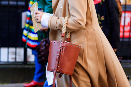 atmosphere details, AUTUMN WINTER 2017-2018, AW 17-18, beige coat, brown bag, detail, FALL WINTER 2017-2018, fashion week, frenchystyle, FW, FW 17-18, horizontal, jonathan paciullo, jw anderson, leather bag, LFW, LONDON, pleats, street style