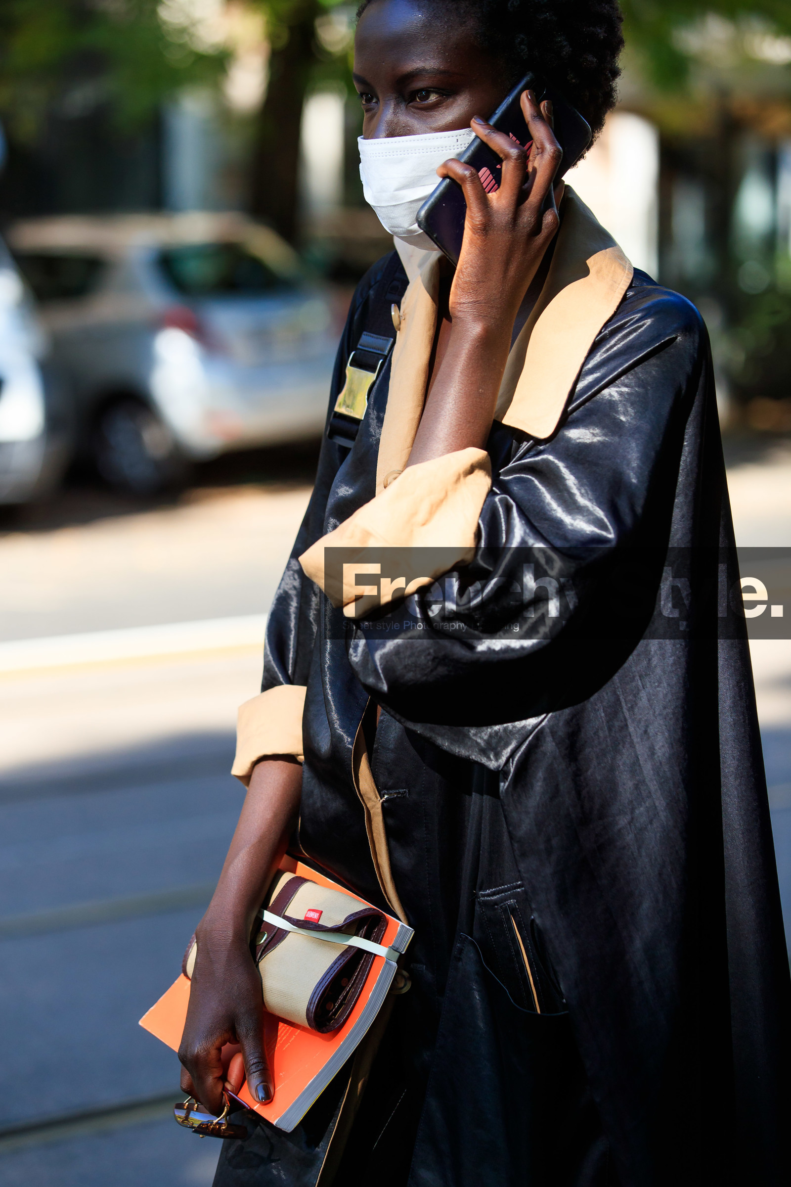 oversize coat, oversize jacket, black jacket, nude jacket, bicolor coat, bicolor jacket, satin coat, satin jacket, covid face mask, fashion week, frenchystyle, FW, jonathan paciullo, street style, MFW, MILAN, SPRING SUMMER 2021, SS 21, vertical, detail, model