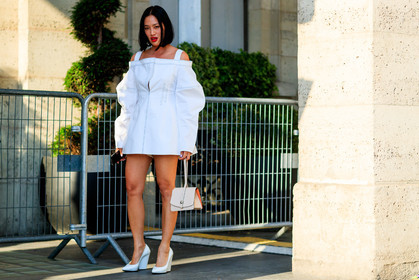 beige bag, high heels, leather bag, leather shoes, red lips, white dress, white shoes, fashion week, frenchystyle, FW, jonathan paciullo, street style, PFW, PARIS, atmosphere details, horizontal, full length, AUTUMN WINTER 2018-2019, FALL WINTER 2018-2019, FW 18-19, Tiffany Hsu