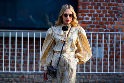 brown bag, graphic bag, graphic pants, graphic shirt, gucci, leather bag, monogram, printed bag, printed pants, printed shirt, ruffles, sunglasses, white pants, white shirt, fashion week, frenchystyle, FW, jonathan paciullo, street style, MFW, MILAN, AUTUMN WINTER 2018-2019, FALL WINTER 2018-2019, FW 18-19, horizontal, atmosphere details