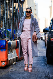 gucci pumps, pink pumps, leather pumps, chained pumps, pink pants, leather pants, furry coat, grey coat, fluffy winter coat, pink tshirt, pink furry handbag, dark sunglasses, chain necklace, golcen necklace, pink flap bag, fashion week, frenchystyle, FW, jonathan paciullo, street style, NYFW, NEW YORK, AUTUMN WINTER 2022-2023, FALL WINTER 2022_2023, FW 22-23, vertical, full length