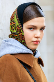 model, hair scarf, black scarf, green scarf, cachemere printed scarf, nude make up, close up detail, make up, make up details, fashion week, frenchystyle, FW, jonathan paciullo, street style, PFW, PARIS, vertical, atmosphere details, detail