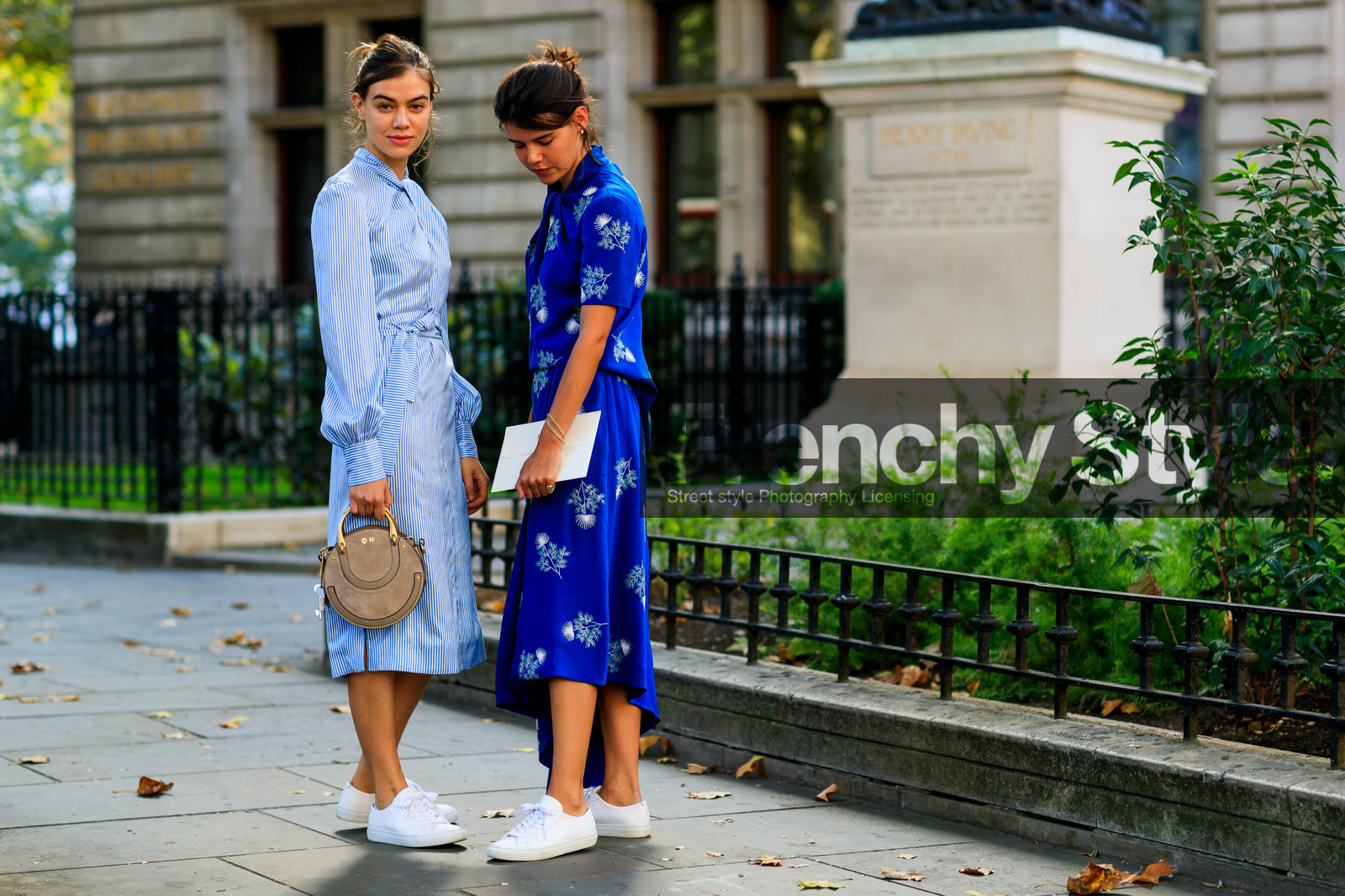 blue dress, chloé, graphic dress, grey bag, leather bag, leather shoes, printed dress, shirt dress, striped dress, white sneakers, blue skirt, blue top, floral, flowers, graphic skirt, graphic top, leather shoes, printed skirt, printed top, white sneakers, fashion week, frenchystyle, FW, jonathan paciullo, street style, LFW, LONDON, SPRING SUMMER 2019, SS 19, atmosphere details, horizontal, full length