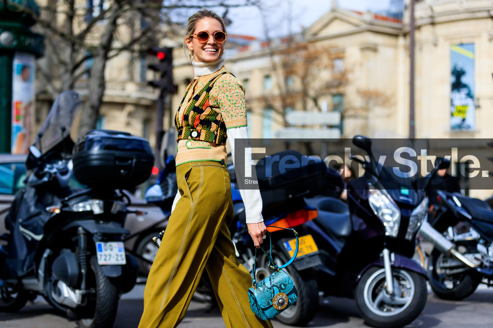 atmosphere details, AUTUMN WINTER 2017-2018, AW 17-18, beige knit, cropped top, detail, FALL WINTER 2017-2018, fashion week, frenchystyle, FW, FW 17-18, graphic top, green pants, helena bordon, horizontal, jonathan paciullo, leather shoes, PARIS, PFW, printed top, street style, sunglasses, trousers, turtleneck sweater, white sweater