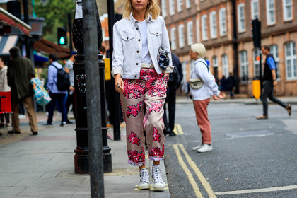 holli rogers, holly rodgers, silk pants, pink pants, printed pants, animal print pants, white denim jeacket, white t-shirt, printed clutch, blue clutch, converse shoes, white sneakers, fashion week, frenchystyle, FW, jonathan paciullo, street style, atmosphere details, horizontal, detail