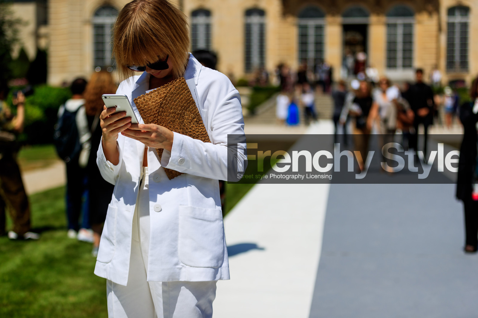 leather bag, sunglasses, trousers, white jacket, white pants, wooden clutch, fashion week, frenchystyle, FW, jonathan paciullo, street style, PFW, PARIS, horizontal, atmosphere details, detail, AUTUMN WINTER 2018-2019, FALL WINTER 2018-2019, FW 18-19, vika gazinskaya