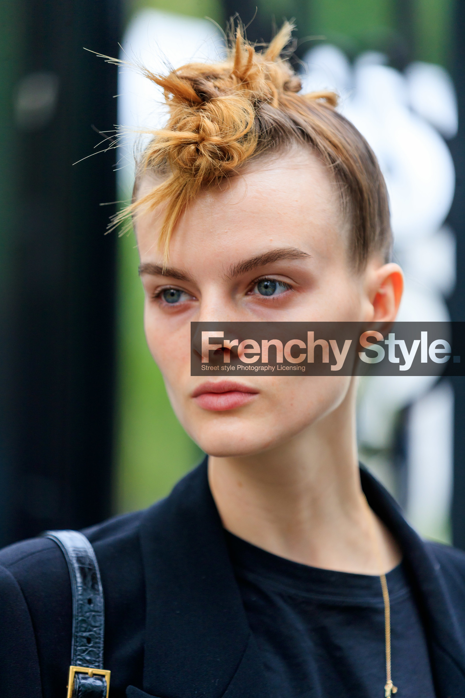 make up, make up details, hair details, haircut, nude make up, close up detail, beauty details, beauty, fashion week, frenchystyle, FW, jonathan paciullo, street style, PFW, PARIS, AUTUMN WINTER 2021-2022, FALL WINTER 2021-2022, FW 21-22, vertical, atmosphere details, detail, portrait, model