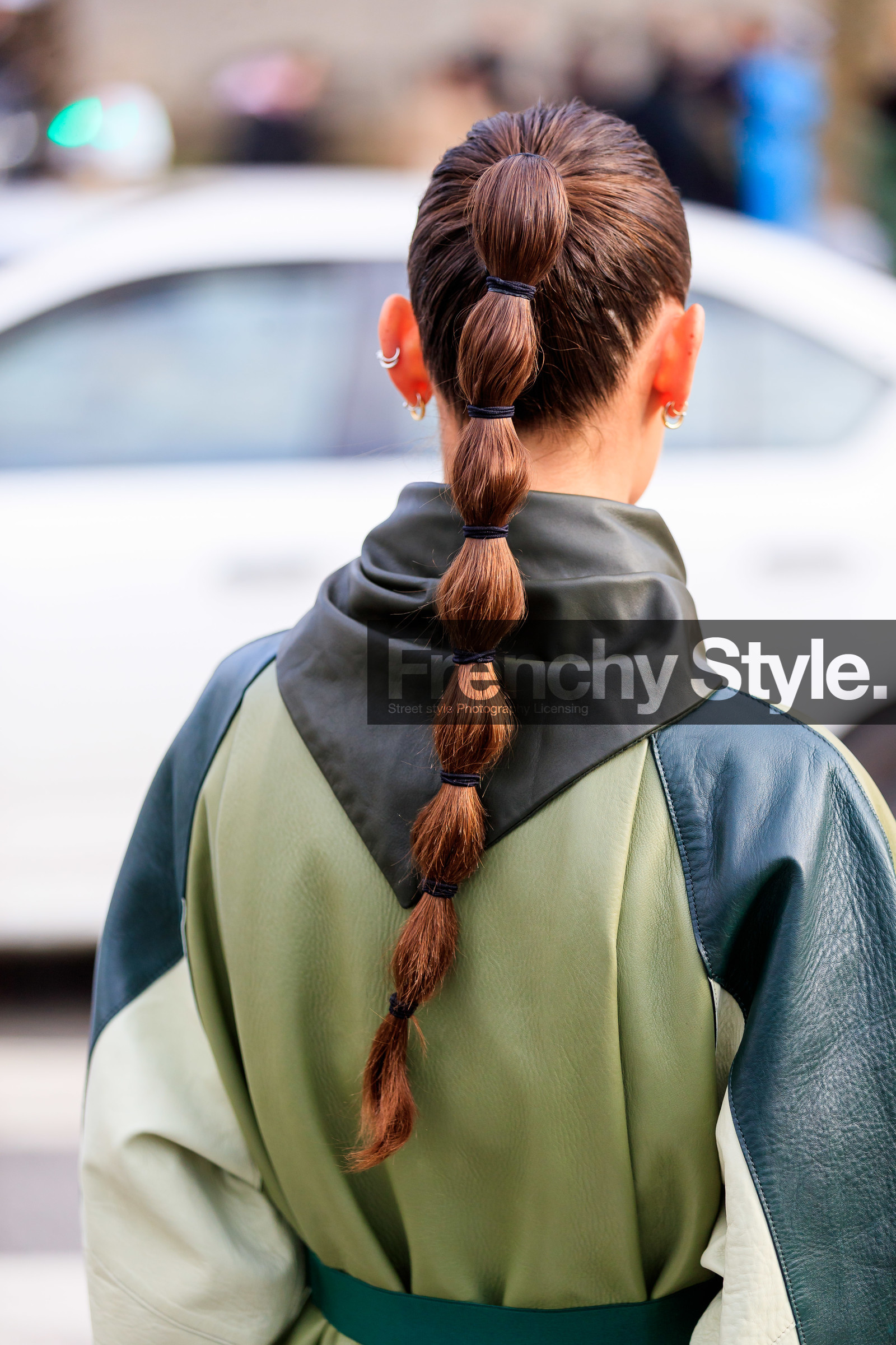 alice & j.s, alice barbier, dark green leather trench coat, green leather trench coat, light green leather trench coat, kaki leather trench coat, striped trenchcoat, oversize trench coat, back details, hair details, fashion week, frenchystyle, FW, jonathan paciullo, street style, PFW, PARIS, vertical, atmosphere details, detail