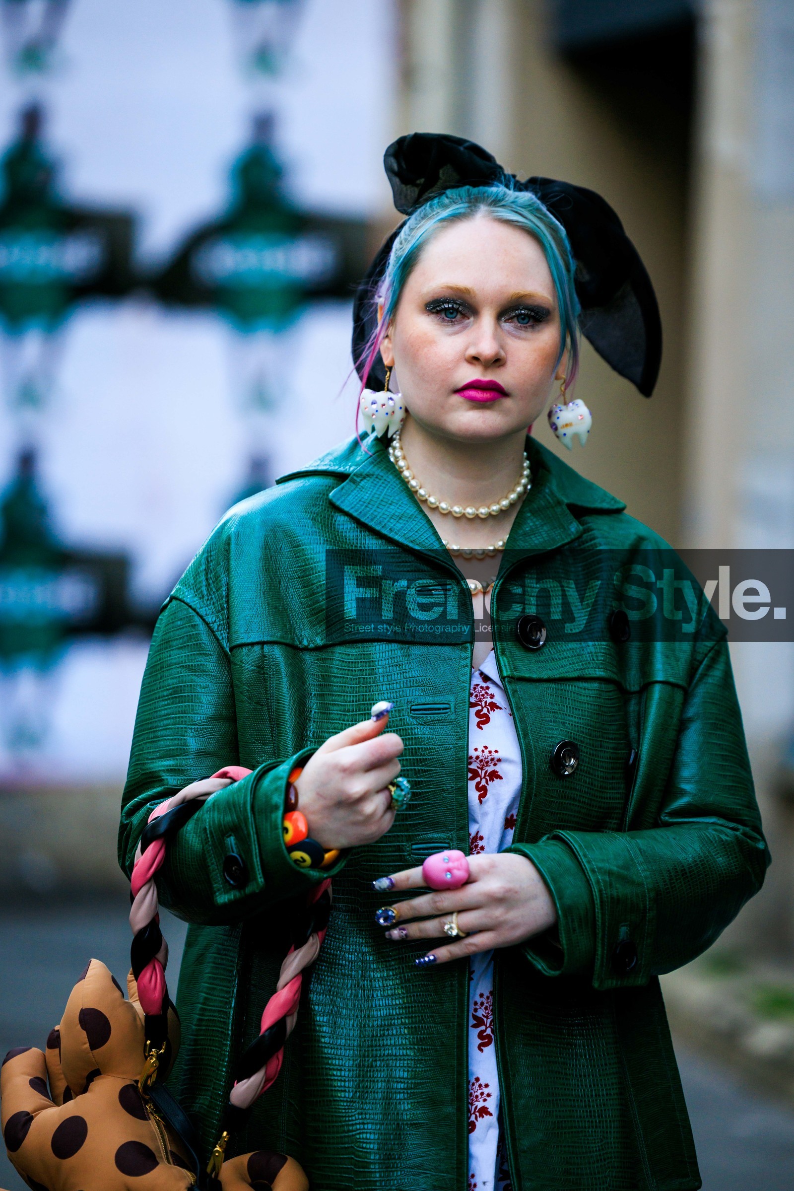 green trench, short trench, leather jacket, buttoned trench, green bow, hair bow, velvet bow, printed midi dress, white dress, flower dress, pearl necklace, pink lips, tooth earrings, big earrgins, cat bag, animal handbag, pink ring, multiple rings, nails, kristen bateman, fashion week, frenchystyle, FW, jonathan paciullo, street style, AUTUMN WINTER 2022-2023, FALL WINTER 2022_2023, FW 22-23, PFW, PARIS, vertical, detail