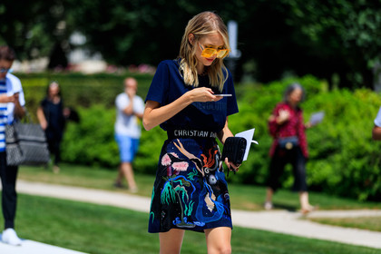 black bag, blue skirt, blue t shirt, christian dior, graphic skirt, leather bag, multicolor skirt, printed skirt, sunglasses, fashion week, frenchystyle, FW, jonathan paciullo, street style, PFW, PARIS, horizontal, atmosphere details, detail, AUTUMN WINTER 2018-2019, FALL WINTER 2018-2019, FW 18-19