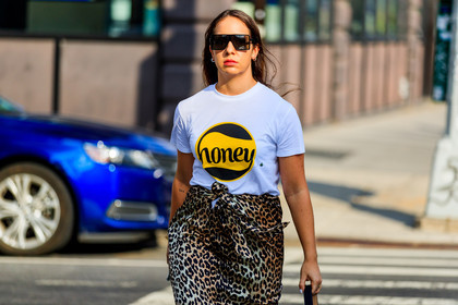animal print, brown skirt, graphic skirt, leopard, printed skirt, printed t shirt, sunglasses, white t shirt, fashion week, frenchystyle, FW, jonathan paciullo, street style, NYFW, NEW YORK, SPRING SUMMER 2019, SS 19, atmosphere details, horizontal, detail