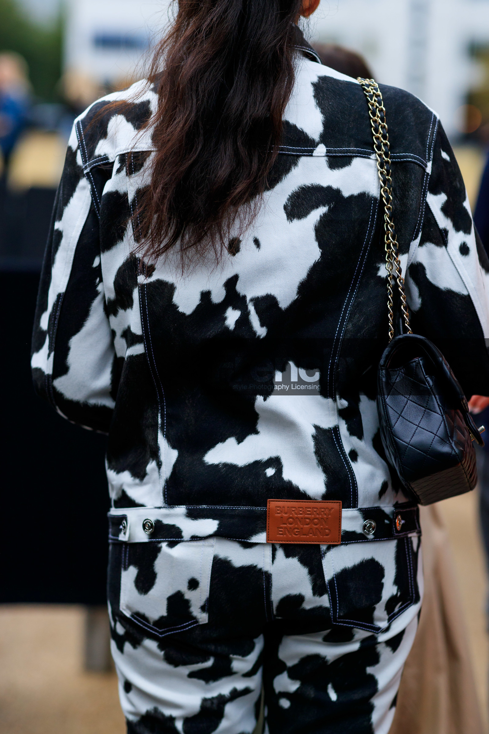 burberry jacket, burberry pants, denim total look, black and white look, printed jacket, printed pants, black and white jacket, black and white pants, animal print jacket, animal print pants, back details, chanel bag, quilted bag, black leather bag, chain strap bag, shoulder bag, fashion week, frenchystyle, FW, jonathan paciullo, street style, vertical, detail, atmosphere details