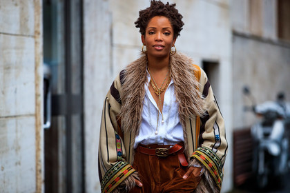 fur coat, long coat, striped coat, ethnic embroidered coat, ethnic printed coat, white shirt, lace shirt, corduroy pants, brown pants, belted pants, camel leather belt, etro coat, etro belt, etro pants, etro look, long necklace, golden necklace, multi necklace, hoop earrings, golden earrings, oversize coat, street style, jonathan paciullo, FW, frenchystyle, fashion week, MFW, MILAN, SPRING SUMMER 2021, SS 21, horizontal, atmosphere details, detail, model