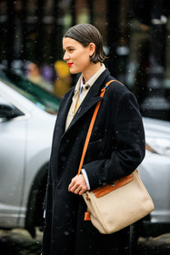 black coat, winter coat, hermes handbag, crossbody bag, hermes crossbody, short hair, red lips, casual chic style, fashion week, frenchystyle, FW, jonathan paciullo, street style, NYFW, NEW YORK, AUTUMN WINTER 2022-2023, FALL WINTER 2022_2023, FW 22-23, vertical, atmosphere details, model
