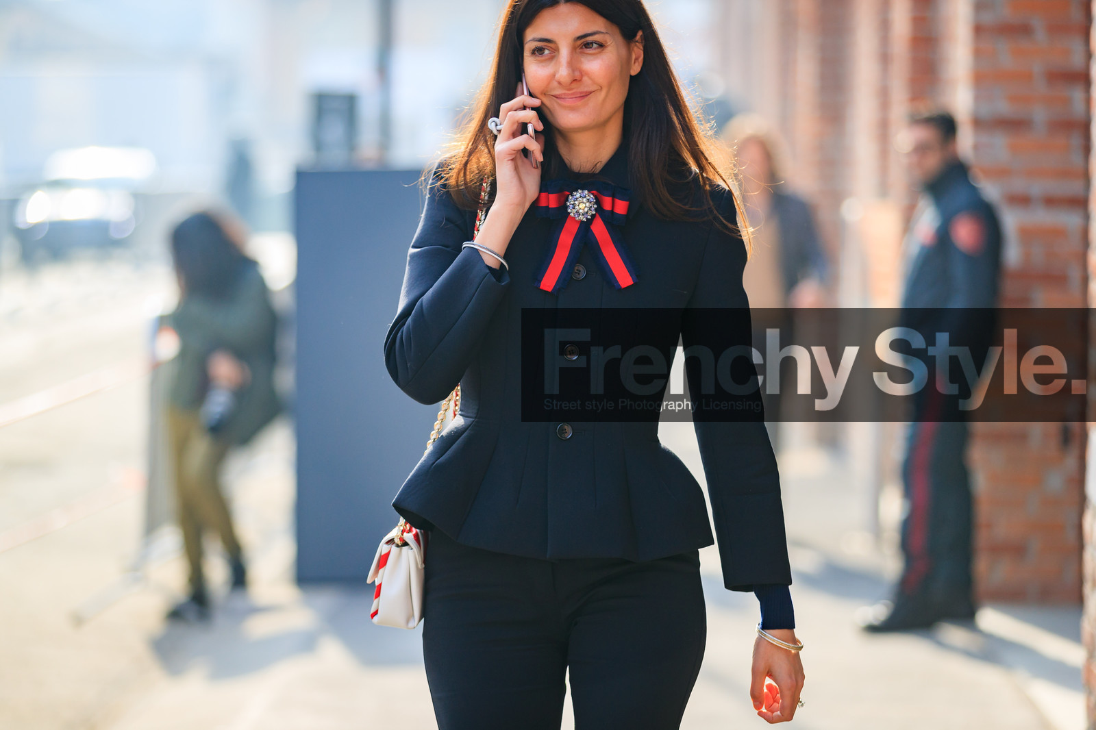 atmosphere details, AUTUMN WINTER 2017-2018, AW 17-18, black jacket, blazer, bow, bow collar, detail, FALL WINTER 2017-2018, fashion week, frenchystyle, FW, FW 17-18, giovanna battaglia, gucci, horizontal, iphone, jonathan paciullo, leather bag, MFW, MILAN, street style, trousers, white bag