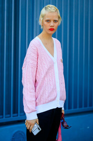 model, red lipstick, make up, make up details, hair details, blue jacket, denim, denim jacket, grey pullover, light pink cardigan, low necked cardigan, white cardigan, close up detail, fashion week, frenchystyle, FW, jonathan paciullo, street style, MFW, MILAN, AUTUMN WINTER 2020-2021, FALL WINTER 2020-2021, FW 20-21, vertical, atmosphere details, detail