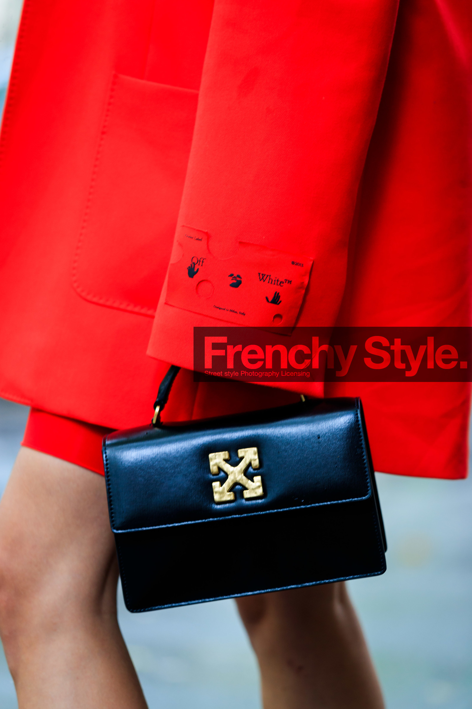 black leather bag, black bag, hand bag, off white bag, bag detail, close up detail, red shorts, off white total look, regina anikiy, fashion week, frenchystyle, FW, jonathan paciullo, street style, PFW, PARIS, AUTUMN WINTER 2021-2022, FALL WINTER 2021-2022, FW 21-22, vertical, atmosphere details, detail